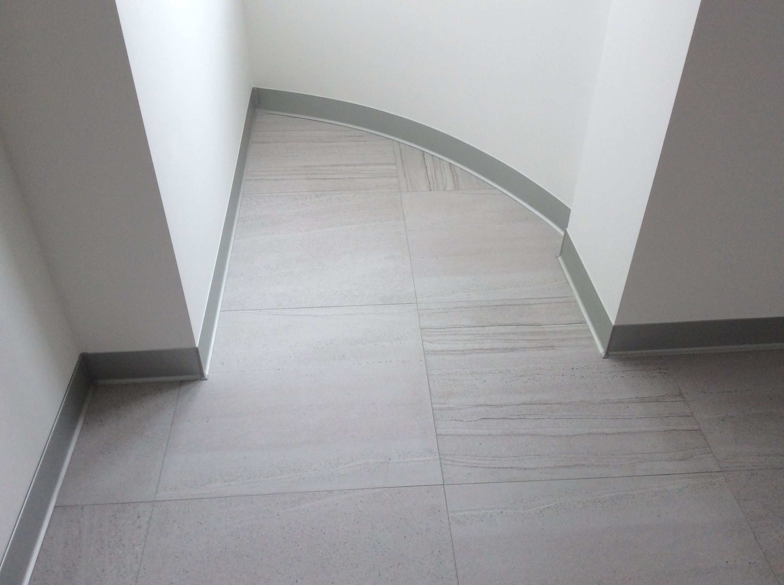 Плинтус алюминиевый. Браш серебро. 60 мм BTBS 60A