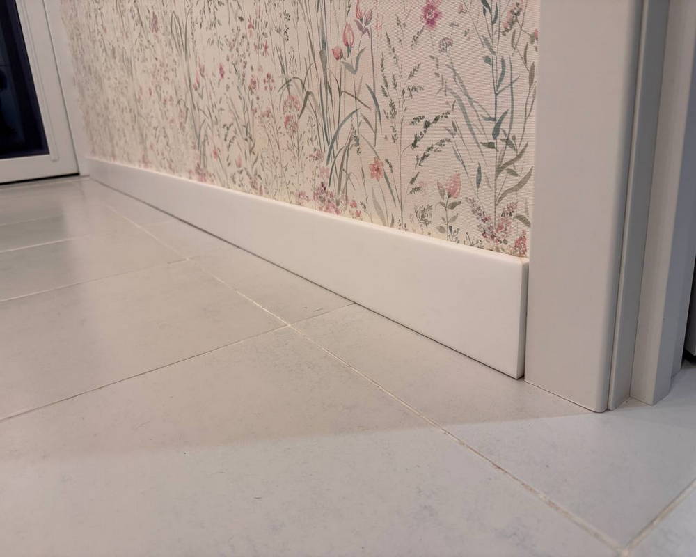 Плинтус из полистирола высокой плотности Волшебная Палочка. Окрашенная. 80мм 2м. RAL 9003