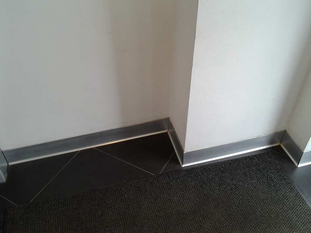 Плинтус алюминиевый. Браш серебро. 60 мм BTBS 60A