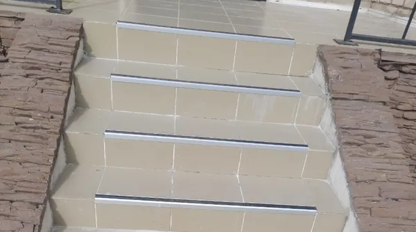 Порог угловой ПУ 07-1.1800.001ч Серый