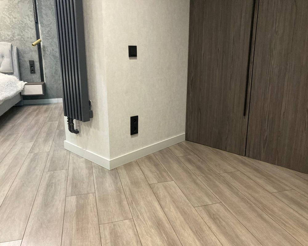 Плинтус из полистирола высокой плотности Волшебная Палочка. Окрашенная. 80мм 2м. RAL 9003